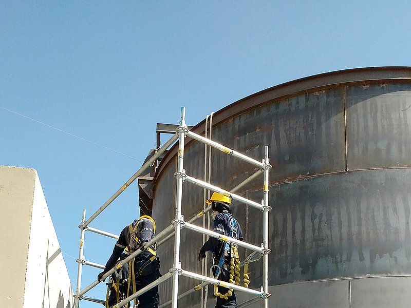 Andamios en tanque